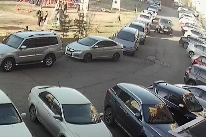Во дворе по Стофато сбили выбежавшего из-за припаркованных автомобилей ребенка